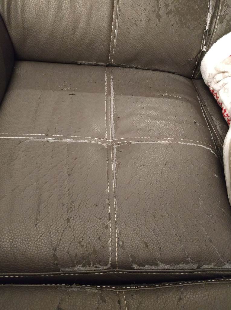 Comment réparer un canapé en simili cuir qui s'effrite ?